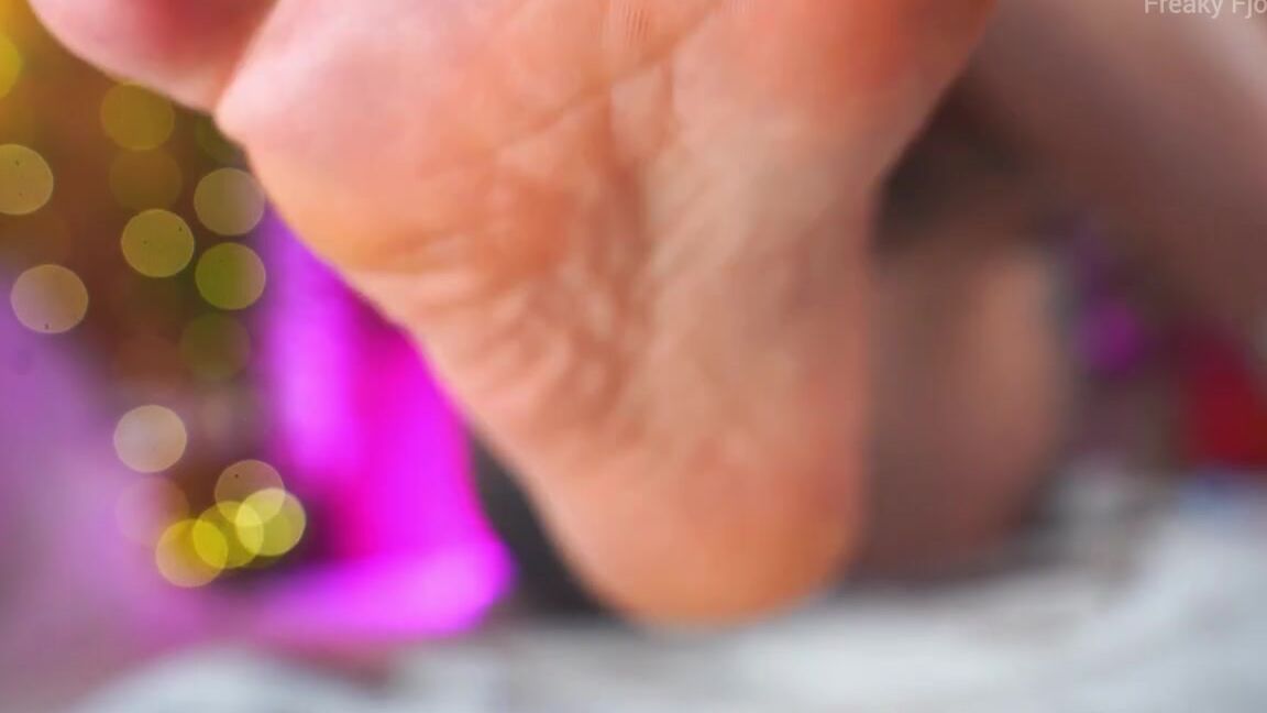 Freakyfjondaxxx 04 29 2024 Onlyfans Video I Was So Horny All I Wanted Was Rub My Pussy With My Feet Its Not