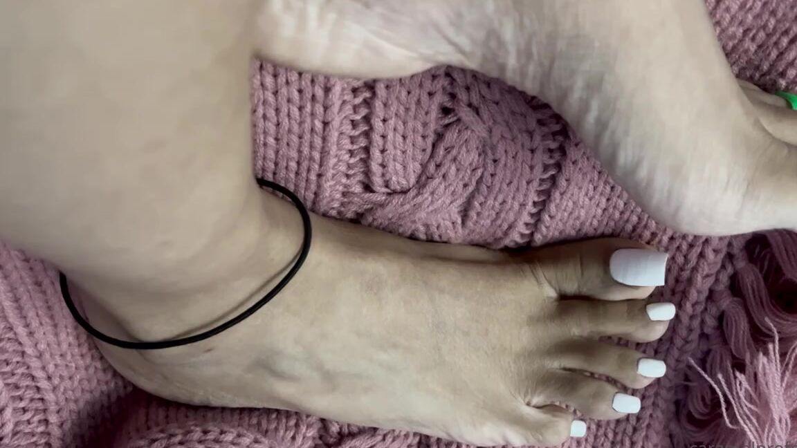 Puja Nicknamed Caramelprofessor Onlyfans Finally Get To Watch A Scary Movie Tonight With My Comfy Blanket