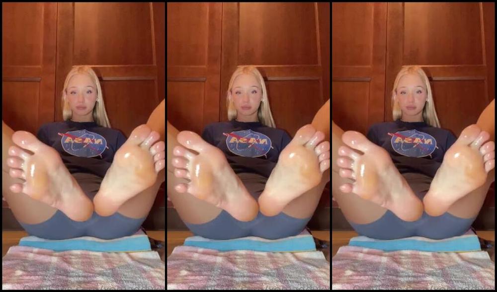 Goddess Kaylee Aka Xomaddykxo Onlyfans The 5 Min Oily Soles You Footboys Earned These Soft Soles Run Your Life And I Know You Re Wantingp