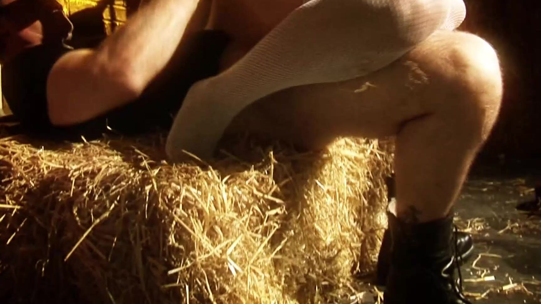 Emmagold Junge Brunette Wird Auf Dem Bauernhof Hart Gefingert