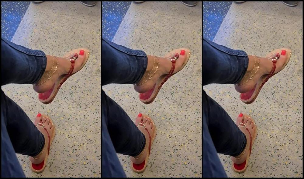 Feetbysherri Onlyfans Wearing Guess Thonged Flats On The Train