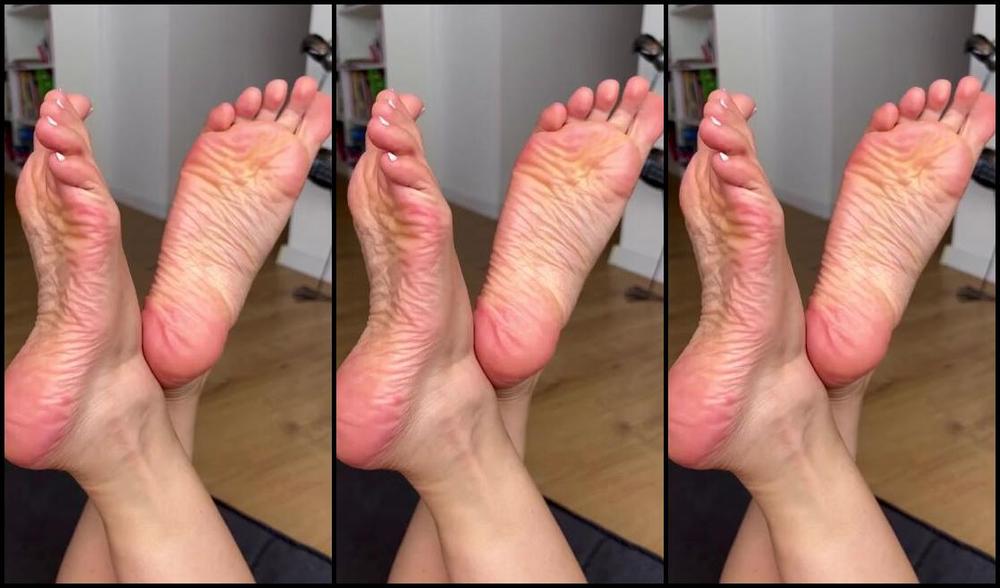 Cute Lily F33T Nicknamed Cute Lily F33T 01 05 2024 Onlyfans Video Scrunch And Wrinkles In The Pose Ps