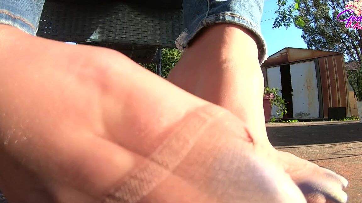 Goddessmiia Onlyfans You Get Lost In My Toe Wiggling And Cant Look Away