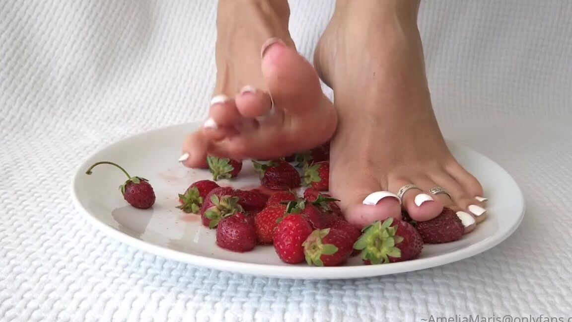 Amelia Maris Nicknamed Ameliamaris Onlyfans I Know You Loved My Pictures With Strawberries And A Lot Of You Have Asked