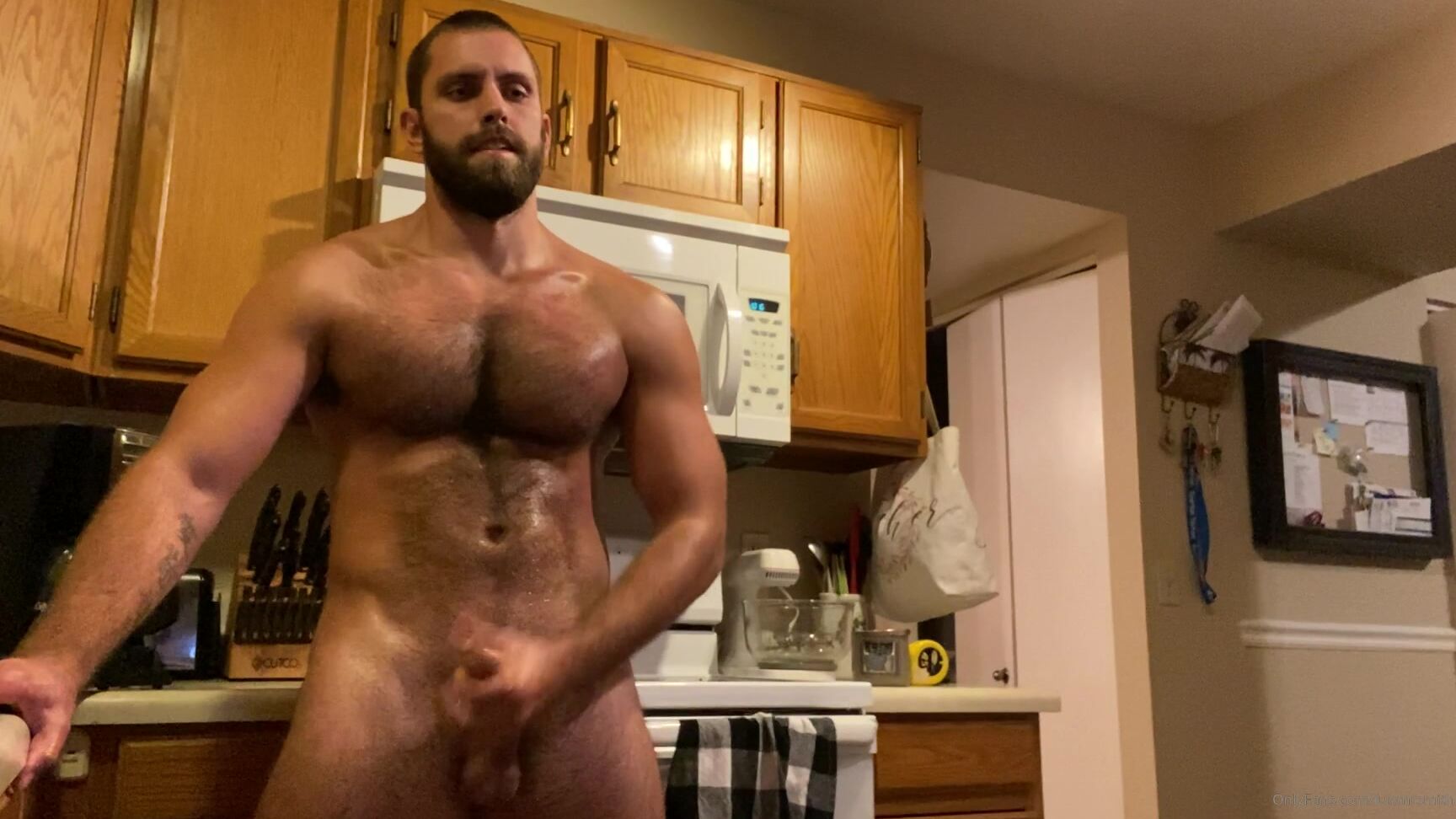 Funmrsmith Oiling Up And Jerking In The Kitchen After Hrs Of Power Lifting Mitt Boxing And Submis