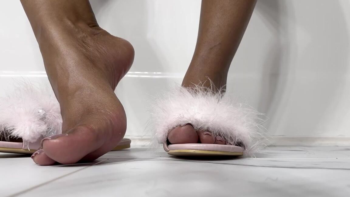 Goddess Dee Aka Welovedee Onlyfans He Say He Loves When I Slip My Feet Out Some Shoes And Show Him What Im Working With