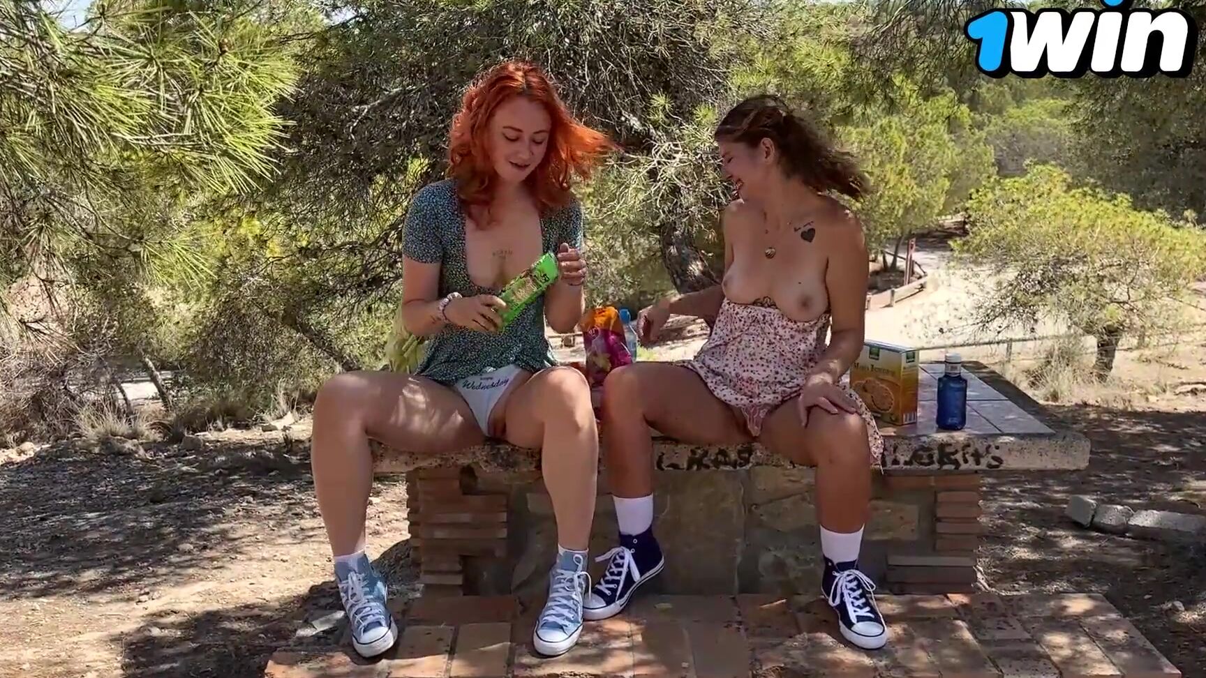 Две Милые Девушки Едят В Парке Мусорят И Писают У Всех На Виду