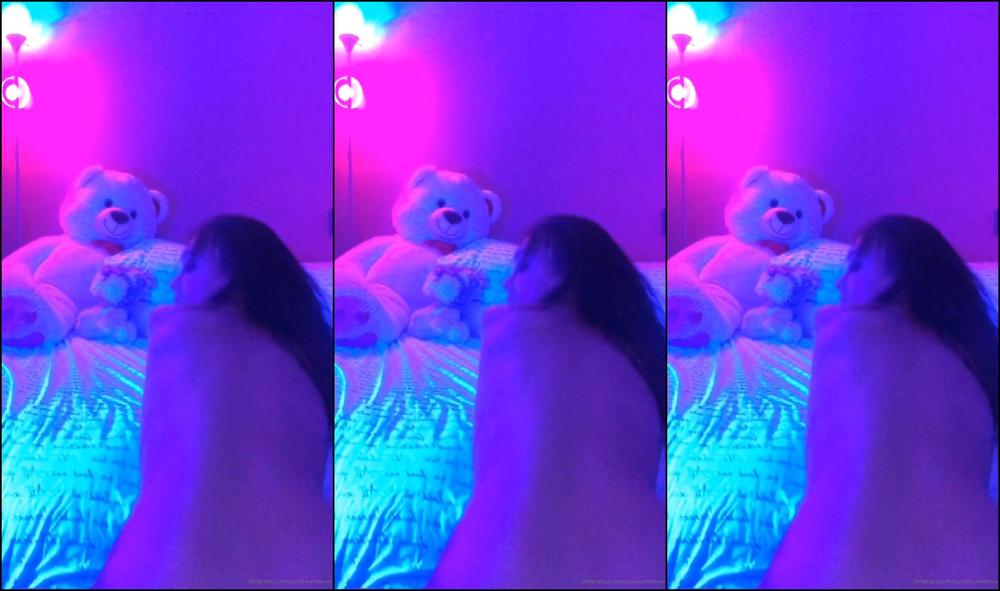 scarletsummerxx-30-01-2020-132845177-lil-late-night-cum-session-i-loooooove-playing-with-my-vibrator-