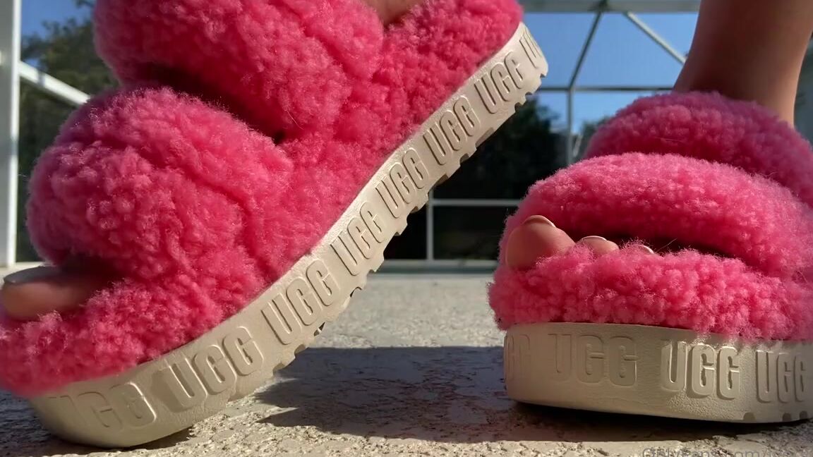 Ivorysoles Onlyfans 10 03 2021 Modeling These Obnoxious In The Best Way Possible Slippers Let S Start With The Sheep Skin Furp
