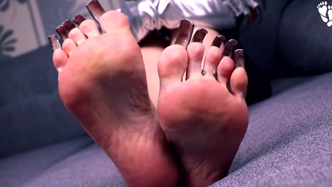 Lora Long Nails Nicknamed Loralongnails Onlyfans Relax Silver Nails The Silver Gloves Are The Same Color As My Long Fingernails And Toenails I Strok