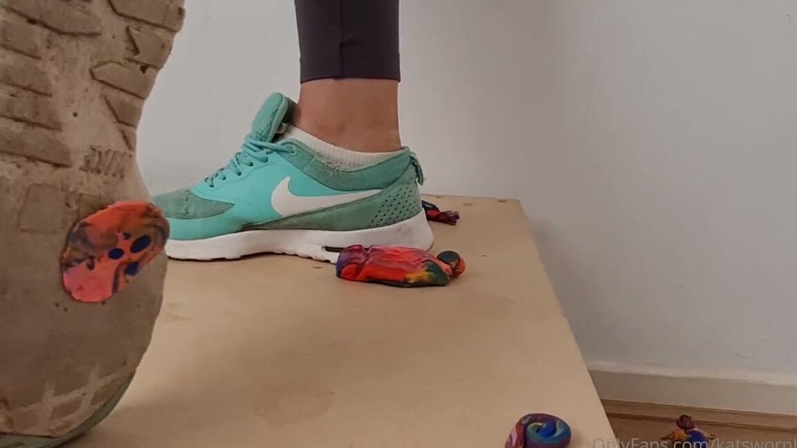 Kats Worn Heels Nicknamed Katswornheels Onlyfans Once I Spot Them Beneath Me I Crush Them All Under My Sexy Old Nike Theas