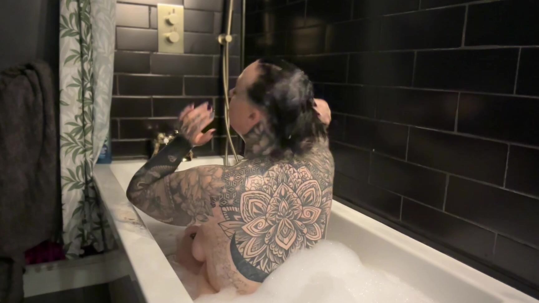 "MissValentina" bathroom, bathtubfetish, femdom, femdompov, hairwashing Get Off To This Loser manyvids