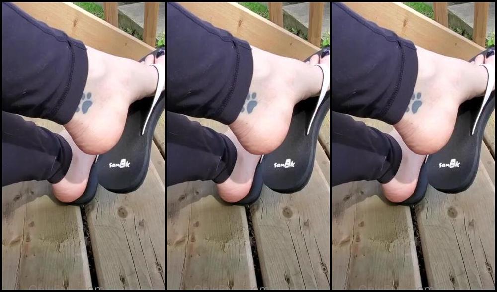 Sloans Paws Nicknamed Sloan Paws 05 16 2020 Onlyfans Video New Black Pedi Flip Flop Dangle