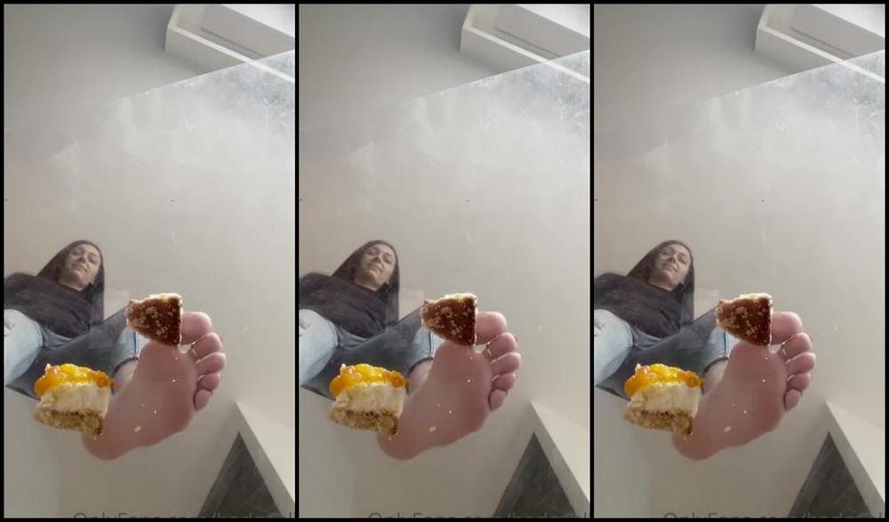 Goddessgaelle Nicknamed Badgaelle Onlyfans Craser Des Restes De Cheesecake Bien Crmeux Et Moelleux Il Manquait Juste Un Nettoyeur De Pieds