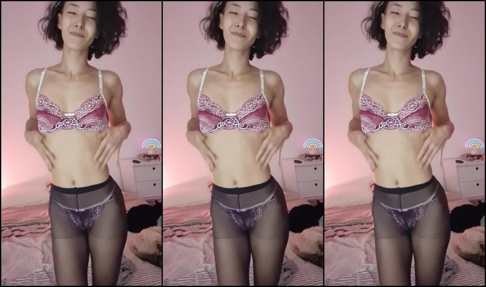 kirapynk-11-06-2022-2485193811-ok-what-should-we-do-now-that-i-m-nakey-naked