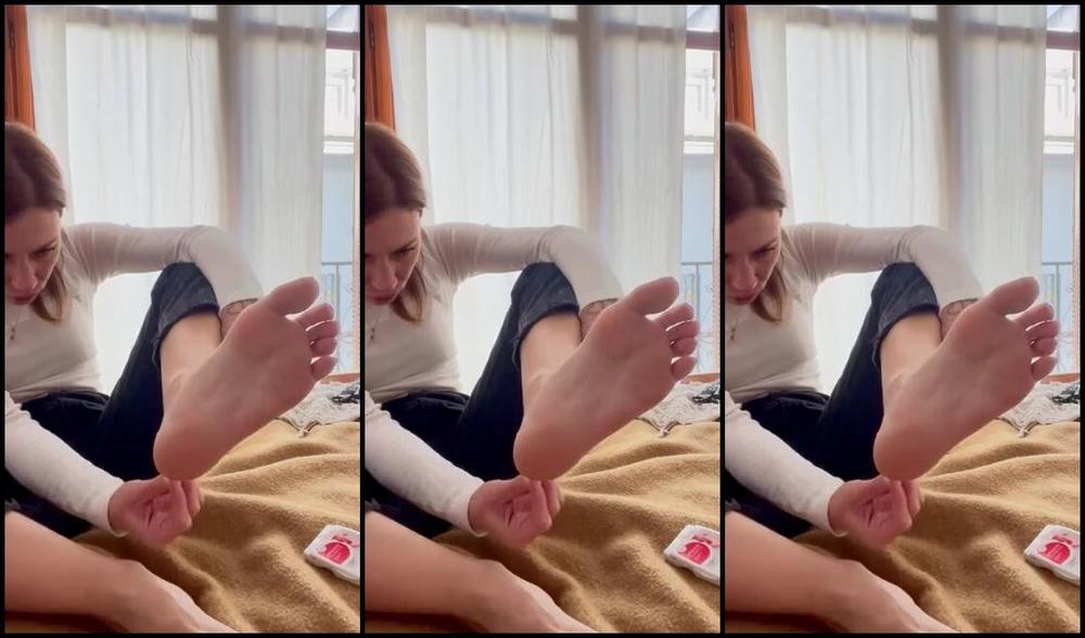 Gingeralesfeet Aka Misstressroux Onlyfans Today I Went For A Girl Next Door Look Imagine If I Was Next To Your Door And Told You To Help