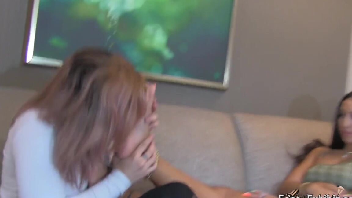 Weakforfeet Capri Meets And Worships Stefania Mp4 1080 Whp