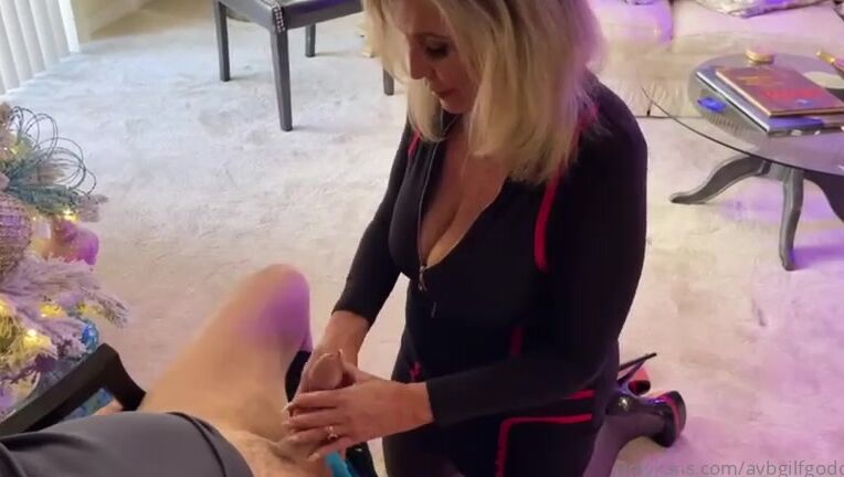 Avb Gilfgoddess Vip Nicknamed Avbgilfgoddess 12 03 2021 Onlyfans Video Hot Blow Job And Titty Fuck The Delivery Guy Returns To Bring Me A Big Christmas