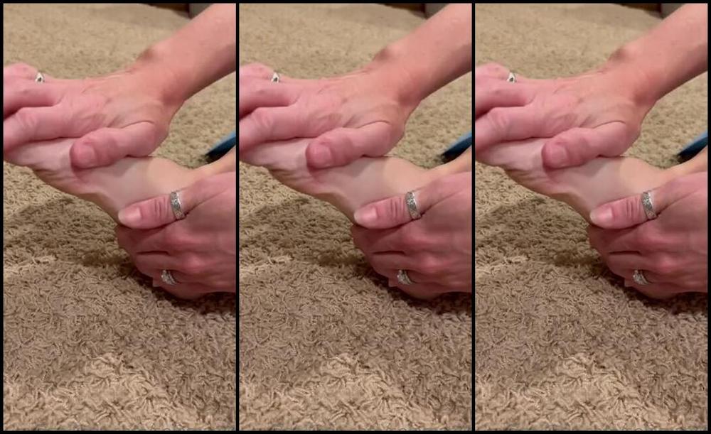 Solemate91 Nicknamed Solemate91 Onlyfans Such A Waste Of Time To Have To Rub Lotion Into My Feet Myself Would You