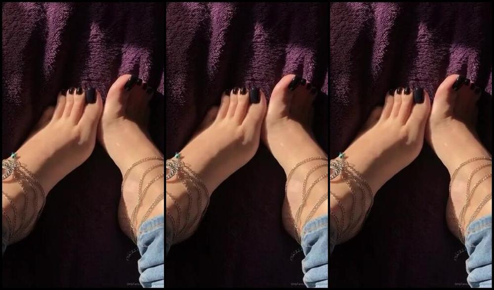 Footsiegalore Onlyfans Was Browsing Through My Phone And Found Black Toes And A Sexy Anklet Tease Vid