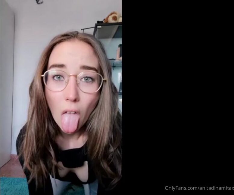 Anitadinamitax El Otro Dia Mientras Hac A Sexting Con Un Suscriptor Me Estuvo Poniendo Cachonda Toda L