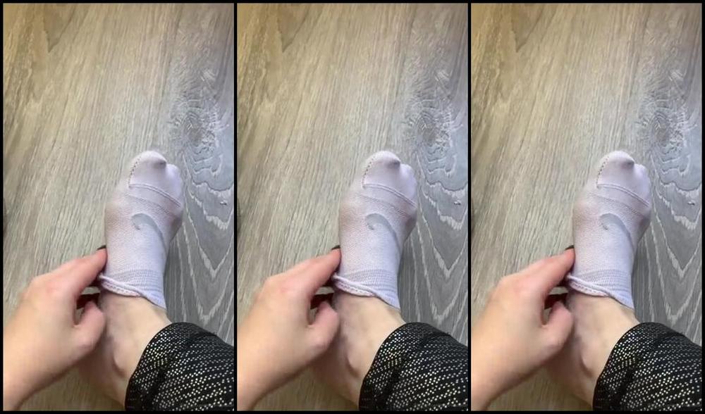 Goddessroxanarae Nicknamed Missroxanarae 10 20 2019 Onlyfans Video Taking My Shoes And Socks Off After The Gym Today