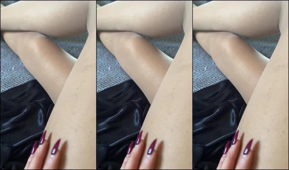 Lady Dark Angel Who Loves The Feel Of Nylons