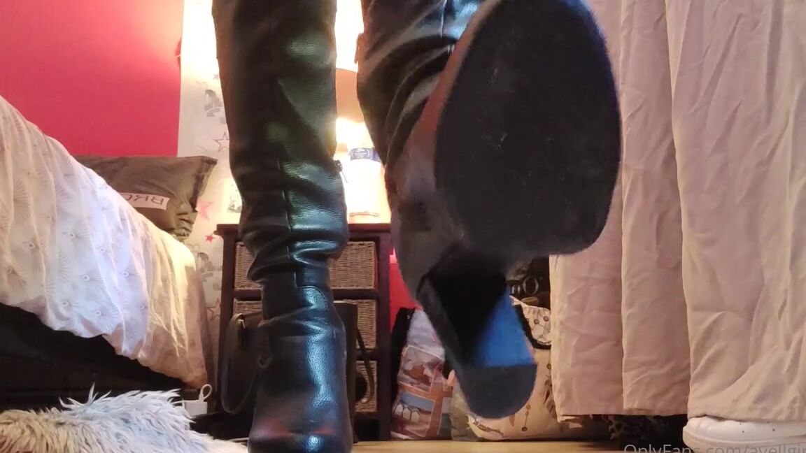 Ayellgirlfeet Nicknamed Ayellgirlfeet Onlyfans Viens Te Faire Pitiner Par Les Cuissardes De Ta Domina 1