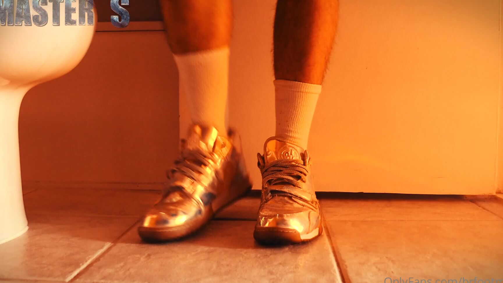 Brfootmodel 2183012418 08 04 2021 In The Nightclub S Bathroom