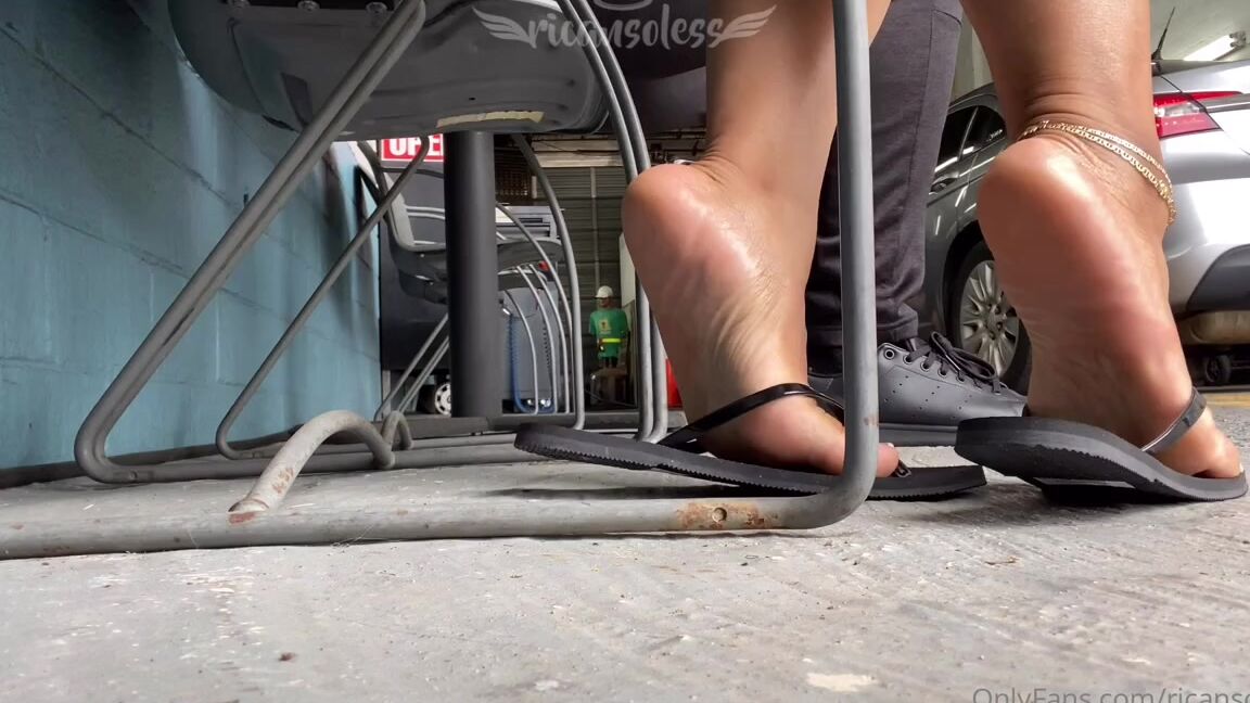 Mama Rican Aka Ricansoless Onlyfans Black Havaianas Public Shoeplay While At The Emissions Spot