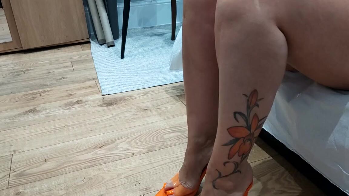Miss Fair Trade Feet Nicknamed Fairtradefeet Onlyfans 11 03 2023 Orange Mules And Orange Nails Could Be Better