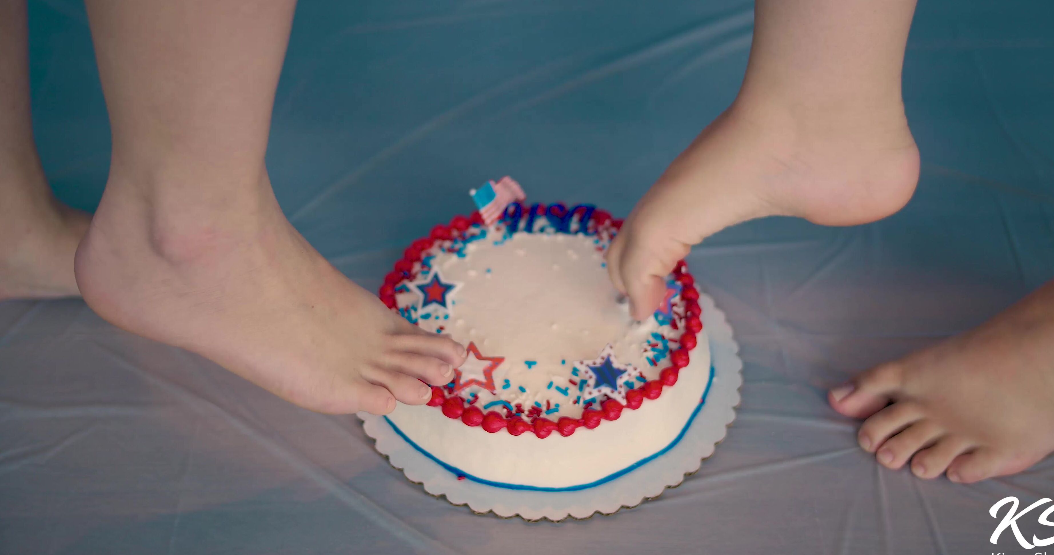 Kitten Kiara Cb Asmr Feet Cake Food Crushing
