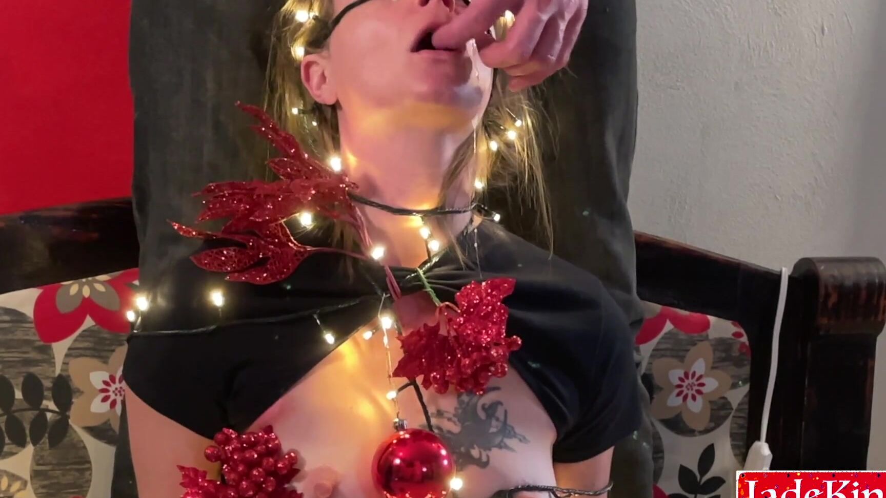 Jadekink Flocking The Christmas Tree