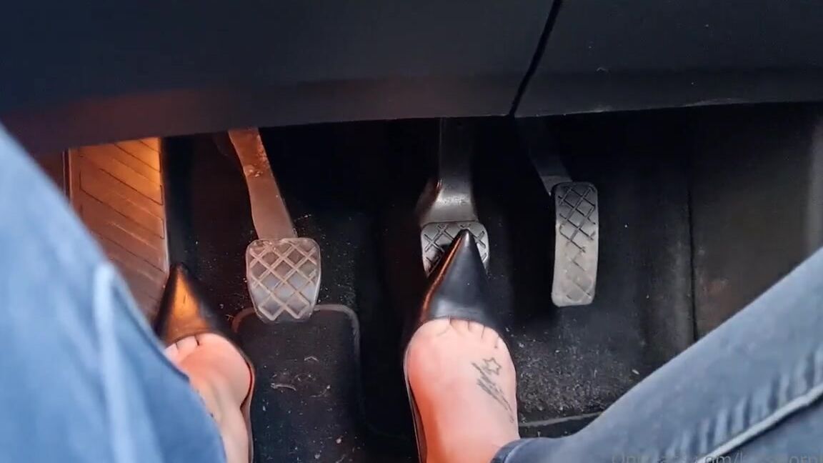 Kats Worn Heels Nicknamed Katswornheels Onlyfans Driving In My Sexy Louboutins The Toe Cleavage Of These Shoes Is Insane They Almost Even