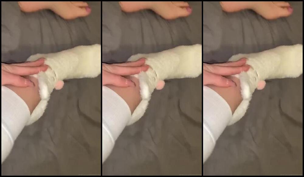 Vixenarches Onlyfans Video New Fluffy Bunny Socks Removal And Closeup Of My Valentine S Day Pedicure Done By Your Trul