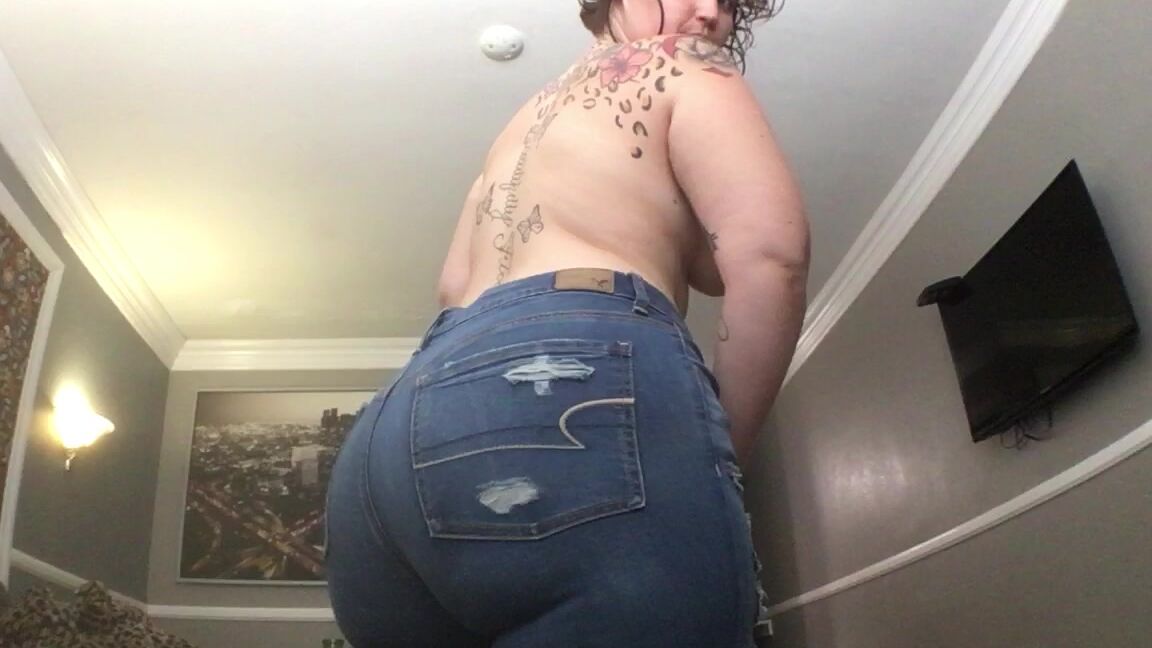 Thickii Nickii Putting On Some Tight Ass Jeans