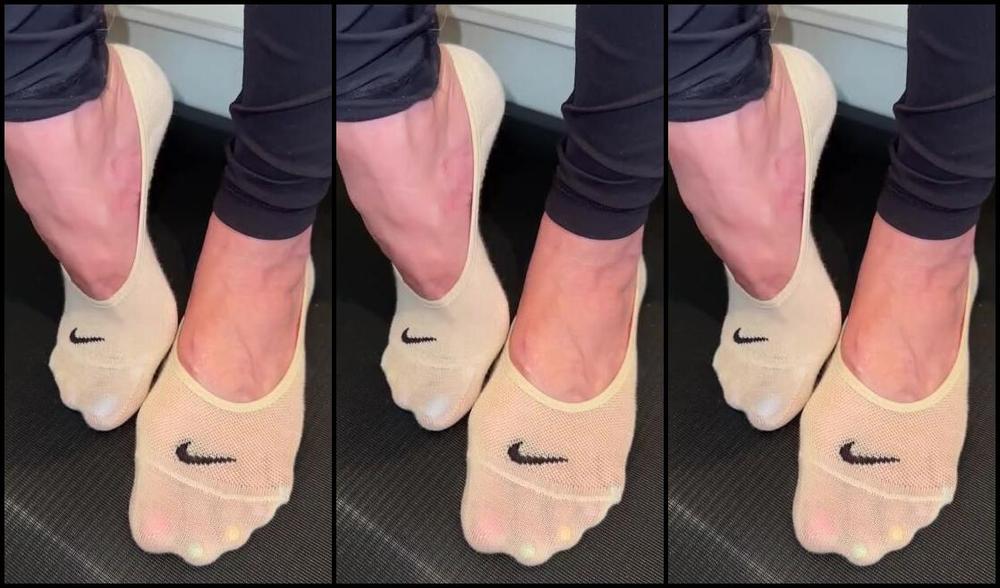 Keeley Kennedy Nicknamed Keeleyk Onlyfans I Have So Much Fun Teasing My Footboi Would You Like To Be Teased Like This4