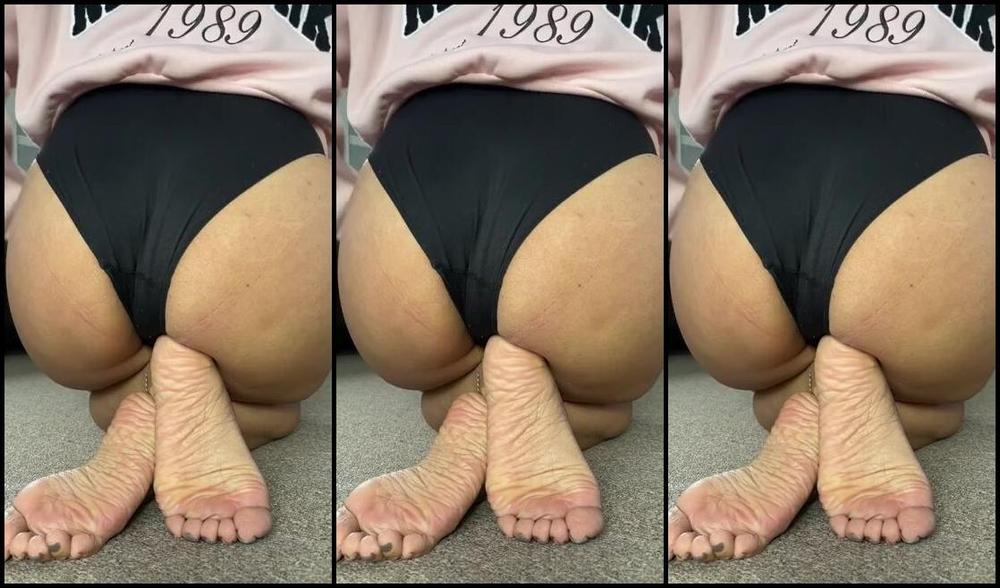 Deedeericanfeet Onlyfans As Requested Booty On My Crossed Feet Tease