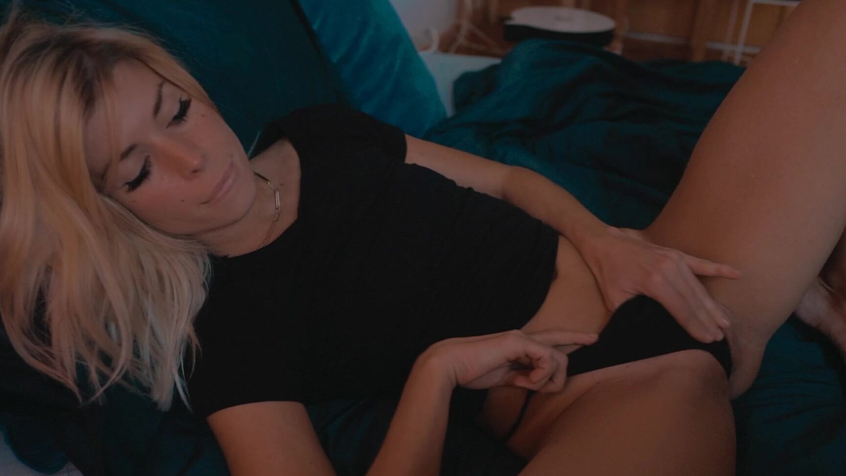 ocicat-24-11-2020-1324378838-masturbating-with-panties-on-the-side