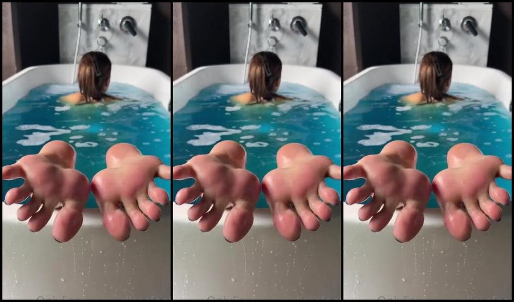 Alissafootsd Nicknamed Alissafootsd Onlyfans Imagine Have A Bath With