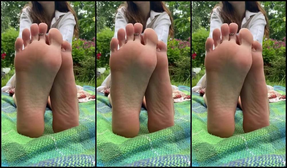 Maya Rose Xx Onlyfans Joi Pov We Are On A Picnic Date In The Park And After Taking Off My Shoes I Soon Realize How Obses