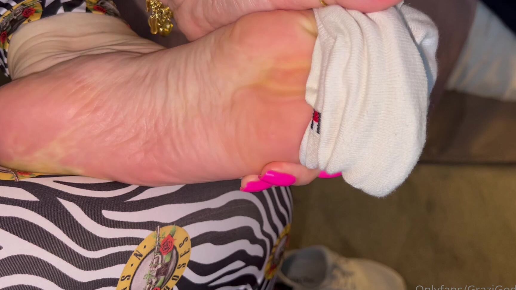 Grazigoddess 2483381061 06 10 2022 Foot Odor