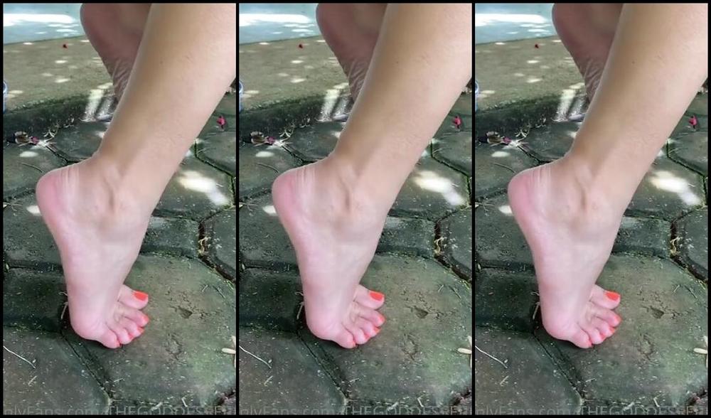 Erin Aka Thegoddesserin Onlyfans Do You Like Dirty Soles And Spying In Public When You Catch Girls Resting Her Barefeet Like This