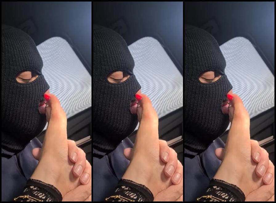 Feetbysherri Onlyfans Having My Feet Worshipped In These Stunning Gold Mules