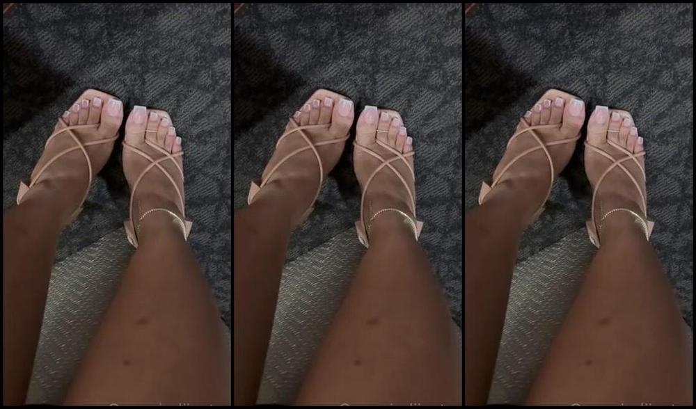 Queenjodiieetoes Aka Prettyfeetonly1800 Onlyfans In Public In The Hotel Lobby Just Being A Tease