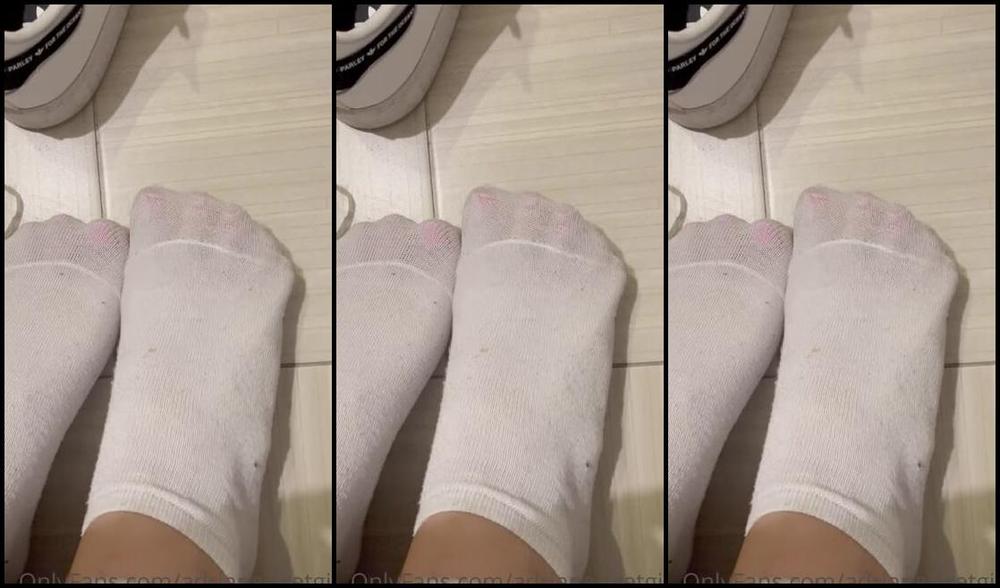 Adriana Feetgirl Nicknamed Adriana Feetgirl 05 29 2023 Onlyfans Video Jarrive A Lhotel Et La 1Ere Chose Que Je Fais Cest Enlever Mes Chaussures Et Mes Y