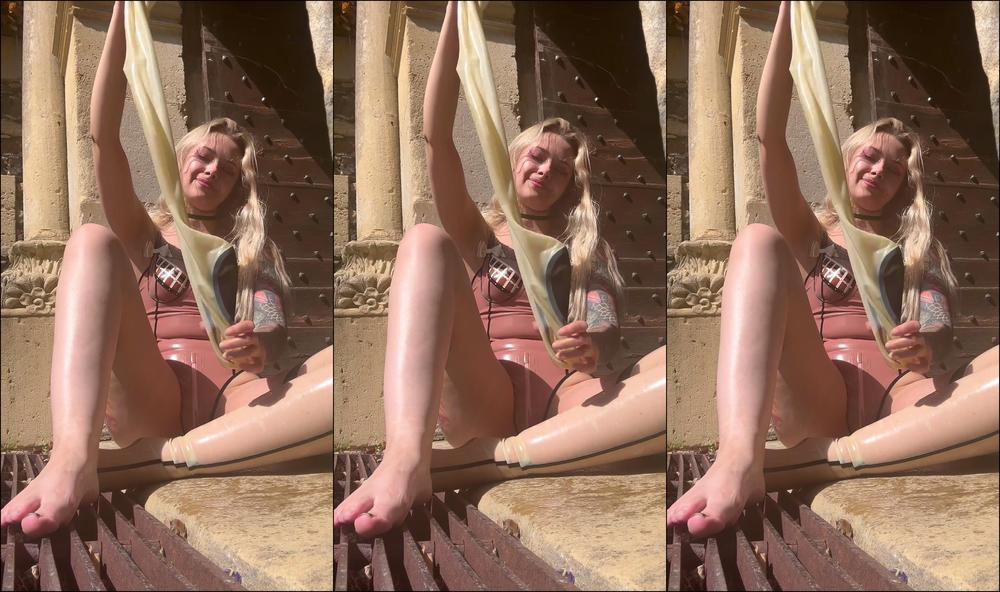 Mistressmercyxox Teasing You With My Sweaty Latex Feet