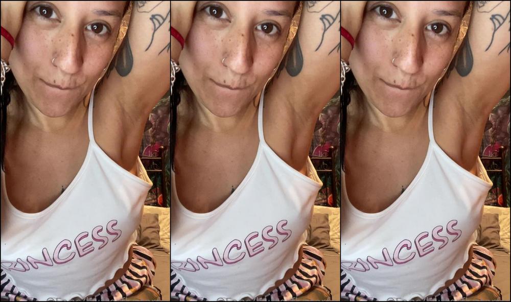 Queenstarb I Know You Want To Know How They Smell When Theyre Stinky Long Time Without Posting So