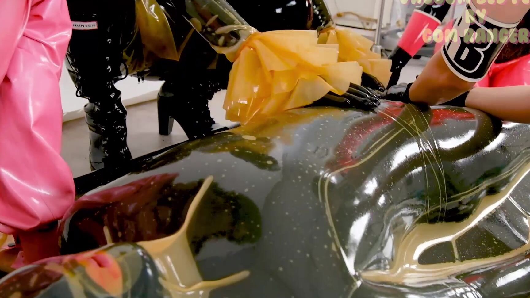 Vacuum Bed Play With The 5 Beautiful Rubber Goddess