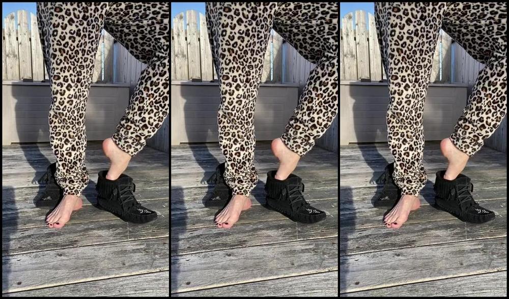 Lezlyan Nicknamed La Little Dancer Feet Onlyfans How Do You Imagine My Feet Smell Coming Out Of These Slippers That I Wear Every